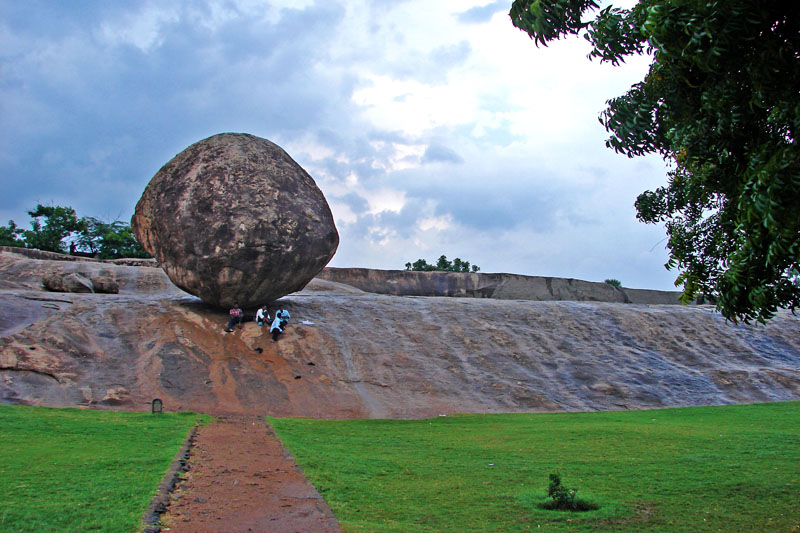 balancing_rock_mahabalipuram