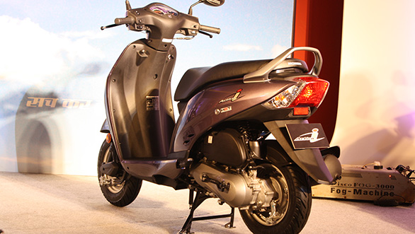Walk Through India Comparison of Yamaha Ray Z Vs Vespa VX ... Walk Through India Comparison of Yamaha Ray Z Vs Vespa VX ...