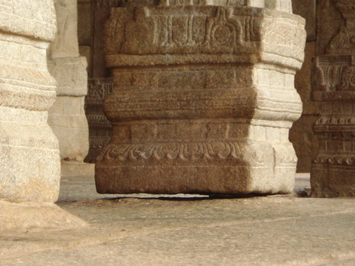 Haging-pillar-in-lepakshi